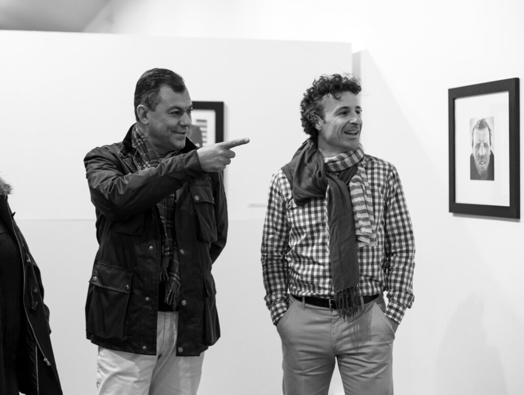 Adrián Valverde con el Alcalde de Sevilla durante la inauguración de una exposición de retratos a grafito
