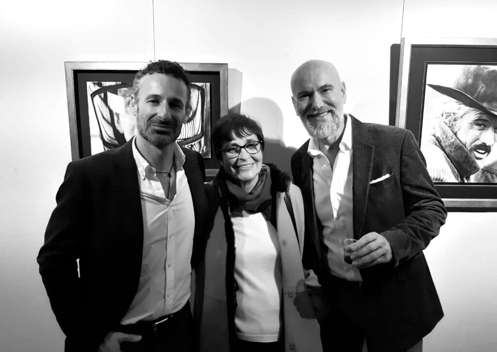 Adrián Valverde con su madre y Salustiano García durante la inauguración de una exposición de retratos en Canal Sur