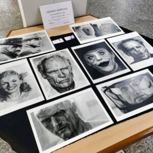 Selección de láminas impresas con retratos a grafito expuestas para su venta
