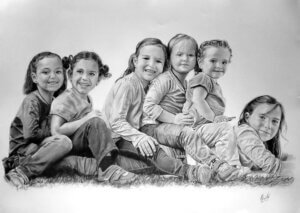 Retrato a lápiz y carboncillo de varios niños sentados juntos, dibujo realista en blanco y negro