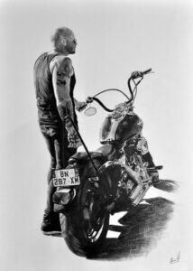 Retrato realista a lápiz y carboncillo de un hombre junto a una motocicleta clásica