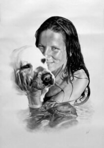 Retrato a lápiz y carboncillo de una mujer junto a su perro, dibujo realista en blanco y negro